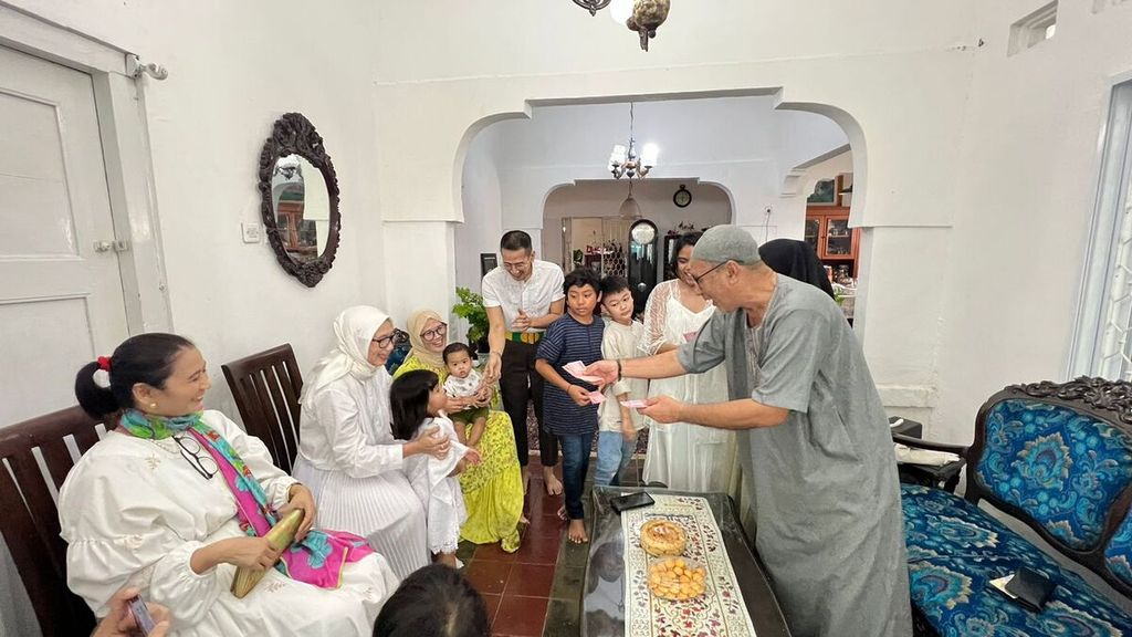 Pemberian uang hadiah bagi anak dan remaja di hari Raya Lebaran di rumah keluarga Thoha di Tanah Abang, Jakpus pada Jumat (21/4/2023)