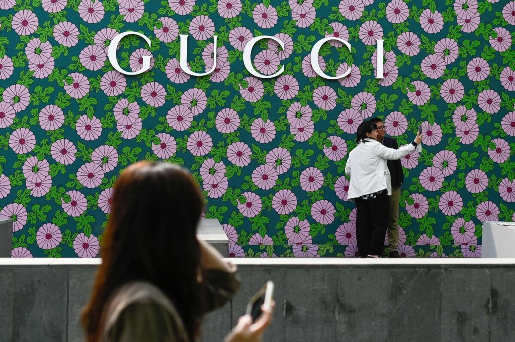 Warga berfoto di depan toko Gucci di Beijing, China, 22 April 2021. 