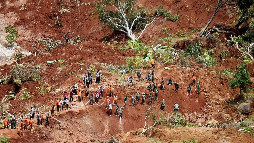 Relawan mencari korban longsor di lereng Gunung Wilis, Desa Kepel, Kecamatan Ngetos, Kabupaten Nganjuk, Jawa Timur, Jumat (14/4). Hingga hari keenam pencarian,  lima   korban longsor belum ditemukan.