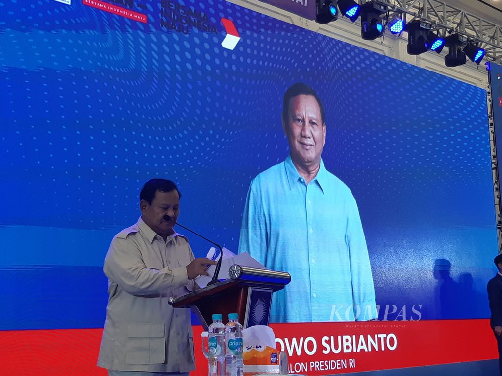 Calon presiden nomor urut 2, Prabowo Subianto, saat menyapa para pendukungnya di Lampung, Kamis (11/1/2024).