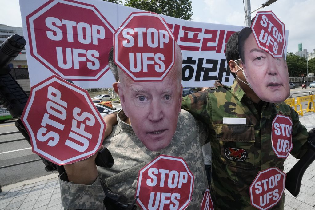  Warga Korea Selatan berunjuk rasa di depan kantor Presiden Korsel di Seoul pada 4 Agustus 2022. Mereka memprotes latihan perang AS-Korsel Ulchi Freedom Shield (UFS) pada 22 Agustus-1 September 2022.