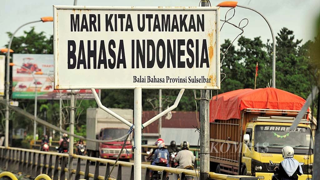 Baliho berisi ajakan mengutamakan penggunaan bahasa Indonesia terpasang di tepi Jalan Poros Palopo-Makassar, Parepare, Sulawesi Selatan, Kamis (28/12/2017).