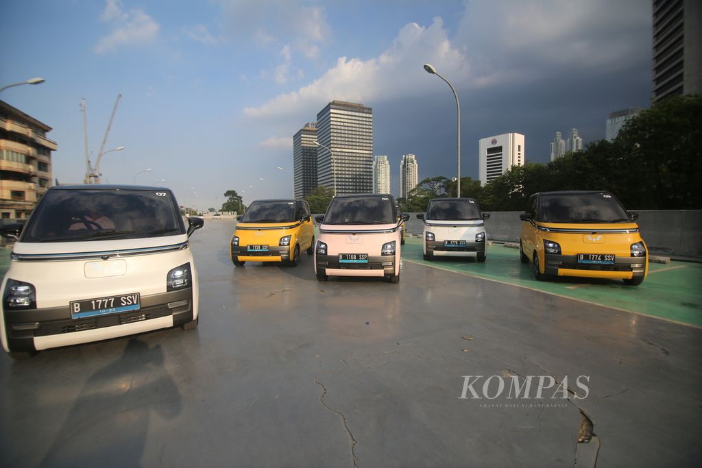Sejumlah Wuling Air ev dipamerkan di lahan parkir Stasiun BNI Sudirman, Jakarta, Senin (19/9/2022). Melalui Wuling Air ev, Wuling ingin memprakarsai mobil listrik yang terjangkau, mendukung <i>green energy,</i> dan jadi solusi untuk masalah lalu lintas perkotaan.