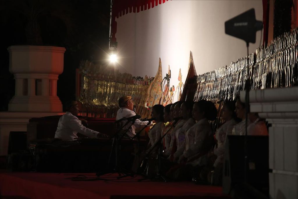Pergelaran wayang kulit dengan lakon <i>Kresno Jumeneng Ratu</i> dengan dalang Ki Manteb Sudarsono di halaman Istana Merdeka, Jakarta, Jumat (2/8/2019). Pertunjukan-pertunjukan wayang kulit Ki Manteb Sudarsono sering kali memanfaatkan religiositas sebagai sebuah penciptaan kembali dengan kedasyatan sabetan sepanjang pergelaran. 