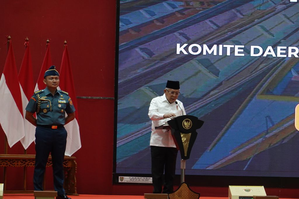 Wakil Presiden Ma’ruf Amin memberikan sambutan pada acara Pengukuhan Komite Daerah Ekonomi dan Keuangan Syariah (KDEKS) Provinsi Kalimantan Tengah (Kalteng) di Kantor Gubernur Kalteng, Selasa (24/10/2023).