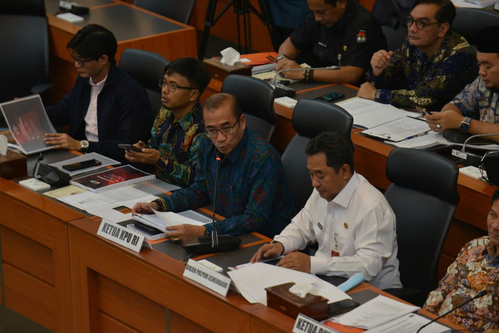 Ketua KPU Hasyim Asy'ari (ketiga dari kiri) memberikan pendapat di Kompleks Parlemen, Senayan, Jakarta, Rabu (12/4/2023).