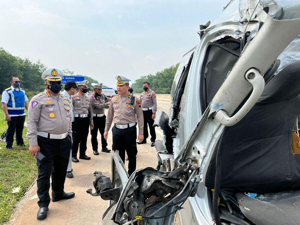 Petugas kepolisian mengecek kondisi mobil yang terlibat dalam kecelakaan tabrak belakang di Jalan Tol Semarang-Batang, Jawa Tengah, Senin (5/9/2022). 