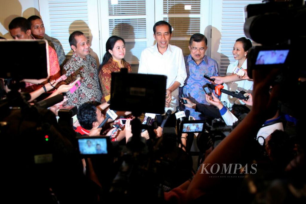Presiden dan Wakil Presiden terpilih 2014-2019, Joko Widodo dan Jusuf Kalla bersama Kepada Deputi Rumah Transisi, Rini M Soekarno (kanan), Ketua Fraksi PKB, Marwan Jafar (kiri), dan Ketua Fraksi PDI-P, Puan Maharani menemui wartawan seusai menggelar pertemuan di Kantor Transisi Jokowi-JK di Jakarta, Kamis (28/8/2014). Pertemuan dengan fraksi partai pendukung itu untuk menyampaikan hasil pertemuan Jokowi dengan Presiden Susilo Bambang Yudhoyono sehari sebelumnya di Bali. 