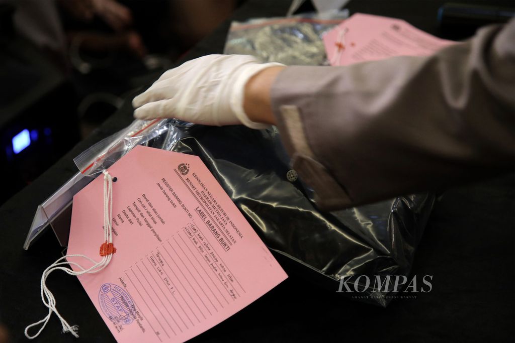 Barang bukti berupa pakaian milik tersangka S (Shane Lukas Rotua Pangondian Lumbantoruan) dan telepon genggam milik tersangka MDS (Mario Dandy Satrio) ditunjukkan kepada wartawan di Mapolres Metro Jakarta Selatan, Jumat (24/2/2023). 