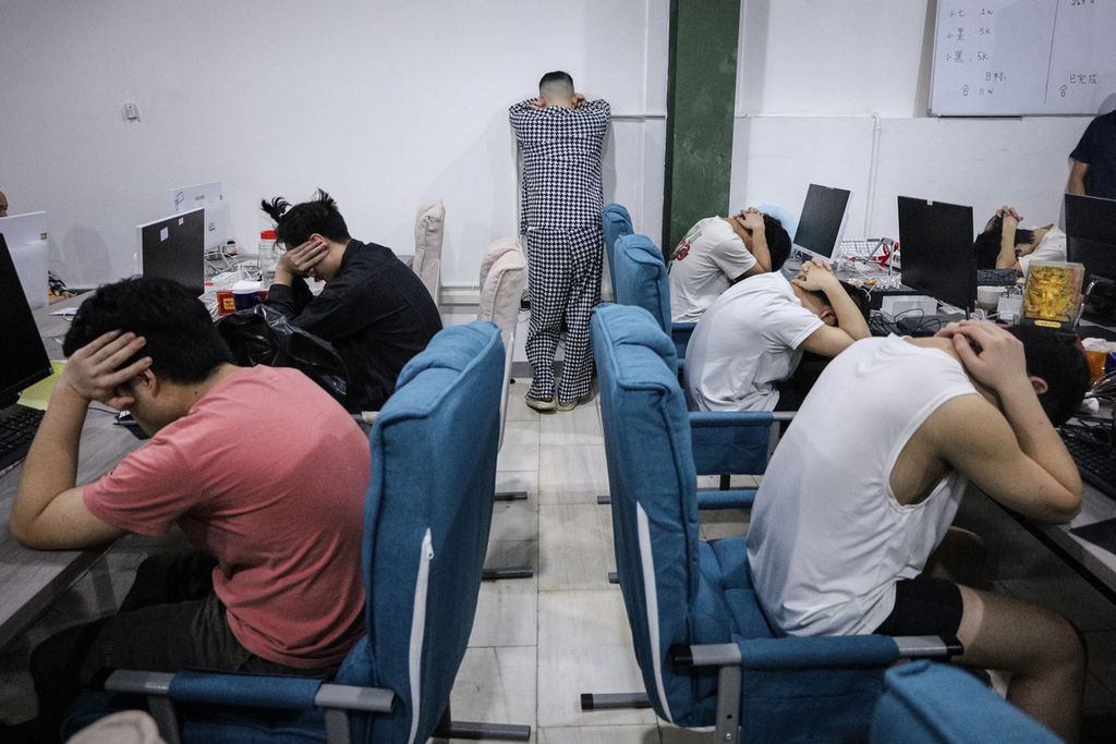 Foto pada 29 Agustus 2023 menunjukkan sekelompok warga China yang ditangkap dalam penggerebekan polisi karena dicurigai menjalankan sindikat penipuan cinta daring yang menjerat ratusan korban di China, di Gedung Kara Industrial Park di Batam.