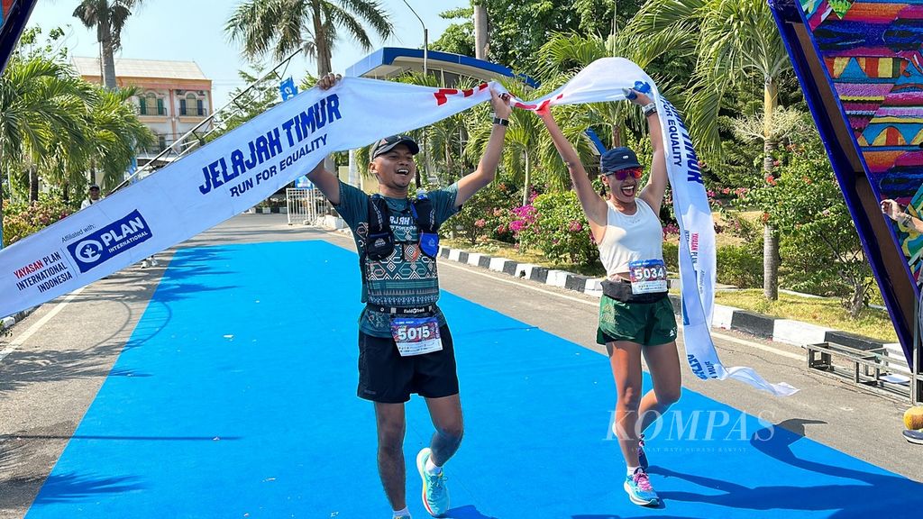 Dua pelari sama-sama tiba di garis finis lari amal ultramaraton Jelajah Timur 2023 di Kantor Gubernur NTT di Kota Kupang, Sabtu (28/10/2023). 