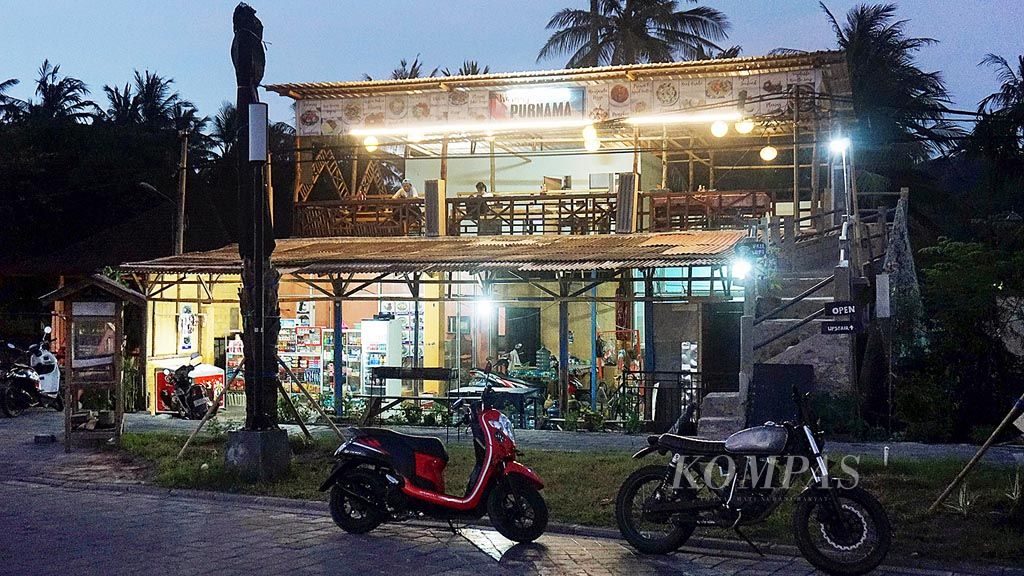 Aktivitas  salah satu kafe di kompleks Pantai Kuta yang termasuk dalam Kawasan Ekonomi Khusus (KEK) Mandalika di Kecamatan Pujut, Kabupaten Lombok Tengah, Nusa Tenggara Barat (NTB), Kamis (29/3/2018). Selain keindahan alam, NTB kini juga gencar mempromosikan wisata halal untuk menarik wisatawan.