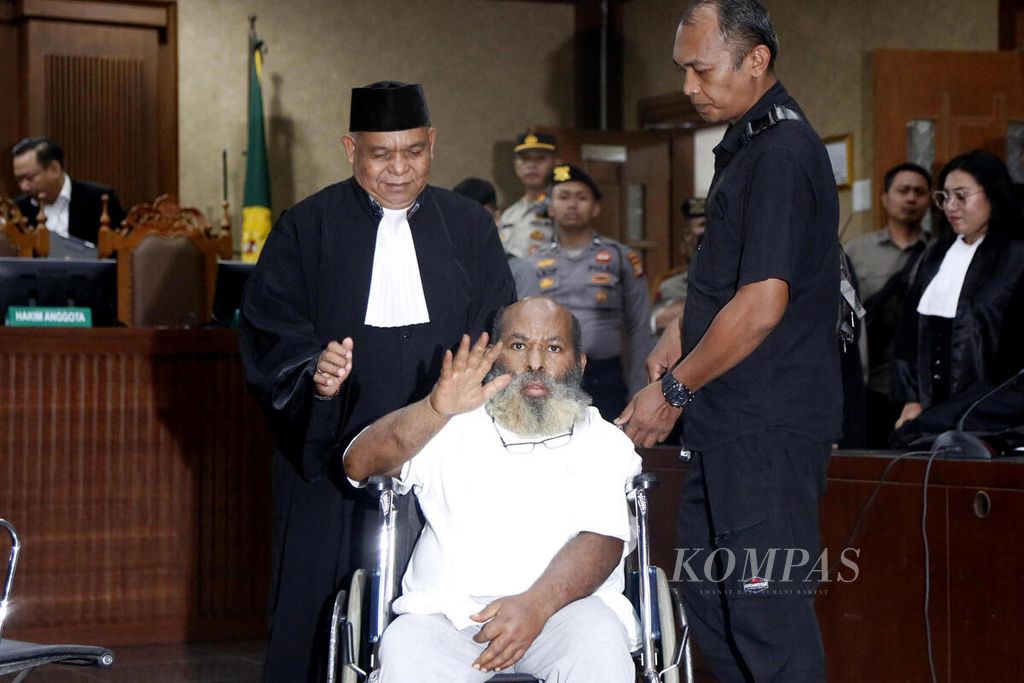 Bekas Gubernur Papua Lukas Enembe meninggalkan ruangan seusai mengikuti sidang pembacaan putusan kasusnya di ruang sidang Pengadilan Tindak Pidana Korupsi pada Pengadilan Negeri Jakarta Pusat, Kamis (19/10/2023). 