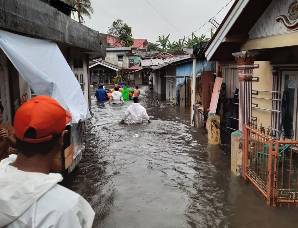 Kondisi banjir di salah satu permukiman di Kota Bukittinggi, Sumatera Barat, Selasa (1/2/2022) sore.