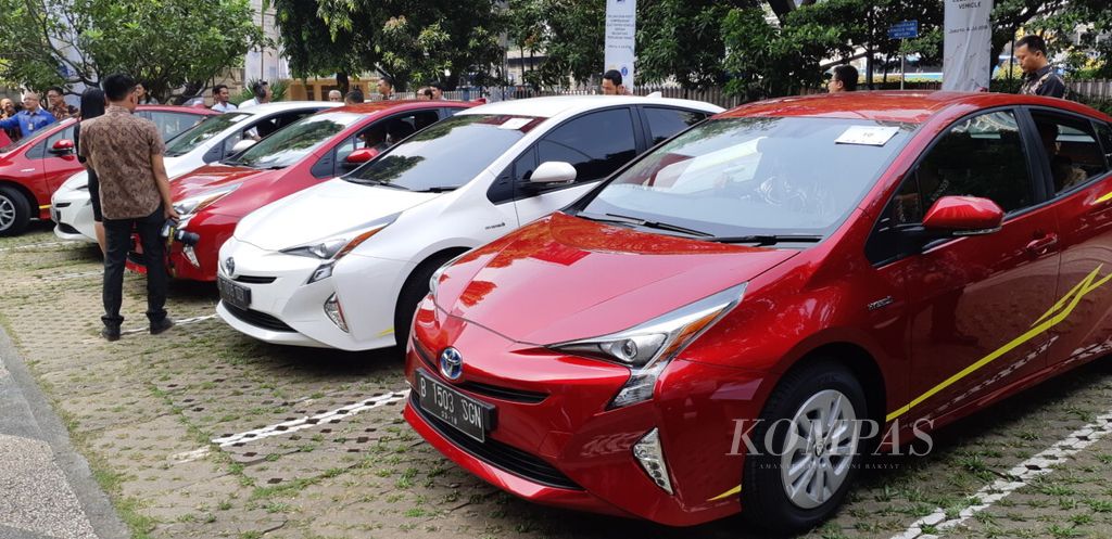 Deretan mobil listrik Toyota di halaman parkir Kementerian Perindustrian, Rabu (4/7/2018). Kementerian Perindustrian melibatkan enam perguruan tinggi dalam riset pengembangam industri mobil listrik