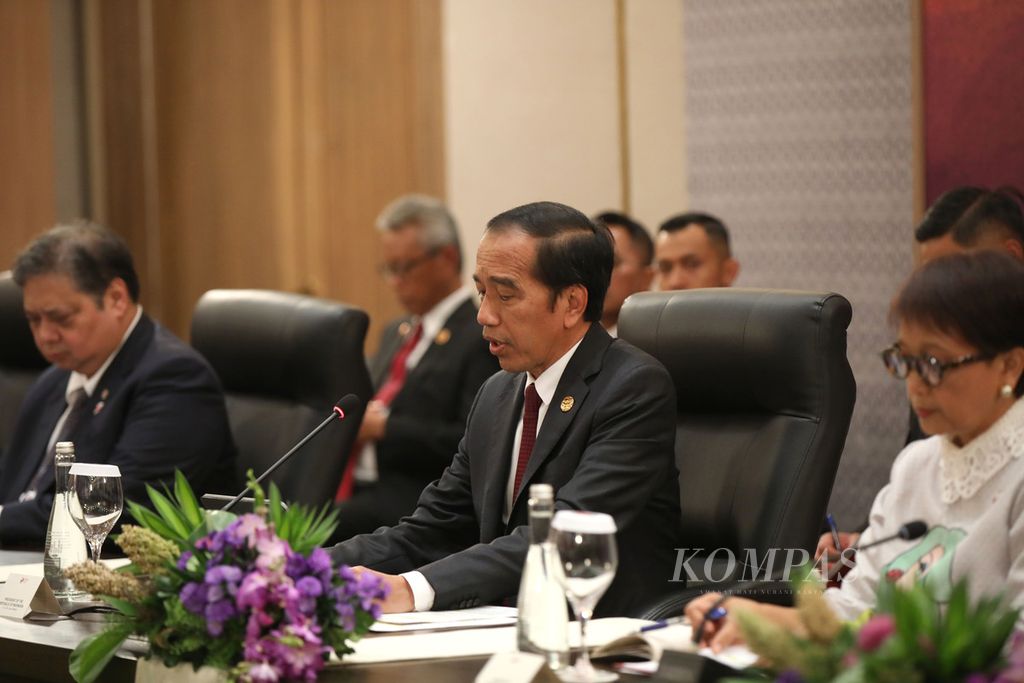 Presiden Joko Widodo menyampaikan sambutan dalam pertemuan bilateral dengan Wakil Presiden Amerika Serikat Kamala Harris di sela-sela KTT Ke-43 ASEAN di Jakarta, Rabu (6/9/2023). 