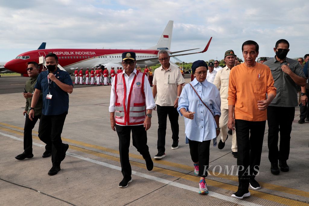 Presiden Joko Widodo tiba di Bandara Komodo, Labun Bajo, Manggarai Barat, Nusa Tenggara Timur, Minggu (7/5/2023). Presiden datang ke Labuan Bajo untuk mengecek secara langsung kesiapan akhir menjelang Konferensi Tingkat Tinggi (KTT) Ke-42 ASEAN yang akan digelar pada 9-11 Mei 2023. Setibanya di Bandara Internasional Komodo, Presiden dan Ibu Iriana mengecek kesiapan fasilitas dan tata cara penyambutan para pemimpin ASEAN. Kedatangan Presiden juga disimulasikan sebagaimana para pemimpin ASEAN tiba pada hari pelaksanaan, antara lain disambut pasukan kehormatan dan tarian. 