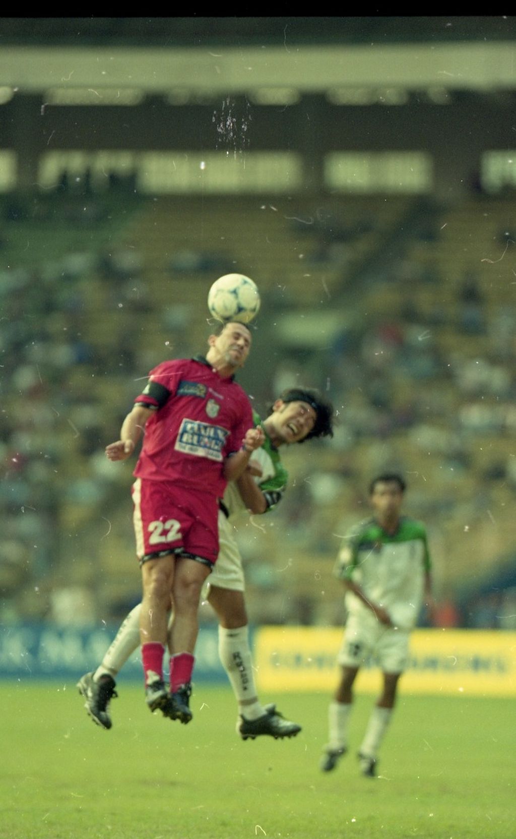 <i>Playmaker</i> asing PSM Makassar, Carlos de Mello (kiri), berduel udara dengan gelandang Pupuk Kaltim Bontang, Ponaryo Astaman, dalam laga final Liga Bank Mandiri 1999-2000 di Stadion Gelora Bung Karno, Jakarta, 23 Juli 2000.