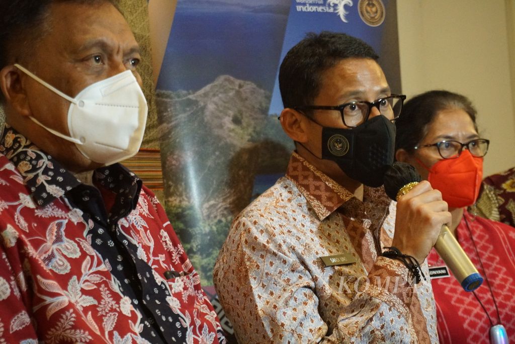 Menteri Pariwisata dan Ekonomi Kreatif Sandiaga Uno berbicara di depan awak media didampingi Gubernur Sulawesi Utara Olly Dondokambey (kiri) selepas acara forum investor di Manado, Sulut, Rabu (16/2/2022).