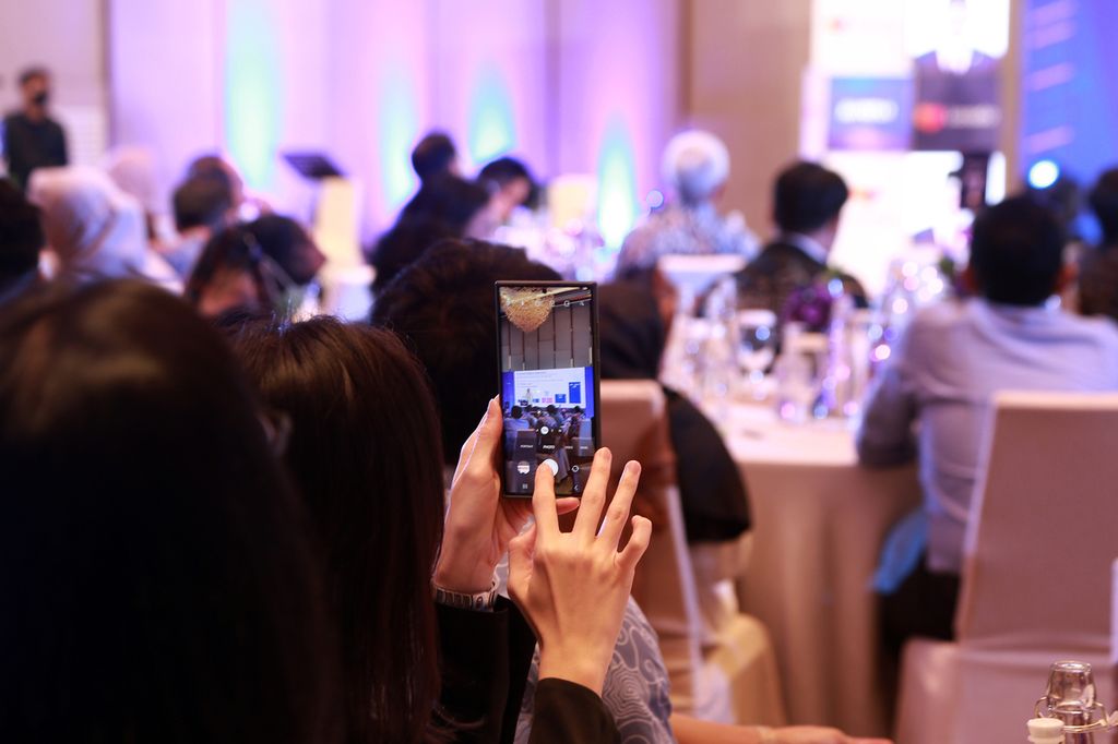 Peserta konferensi merekam acara Indonesia Digital Economy Conference 2022 di Westin Jakarta, Jakarta Selatan, Selasa (29/11/2022). Konferensi yang berupa forum diskusi mengangkat tema Langkah Tepat Wujudkan Target Transformasi Digital. Ekonomi digital dianggap sebagai tulang punggung pertumbuhan ekonomi di masa depan. 