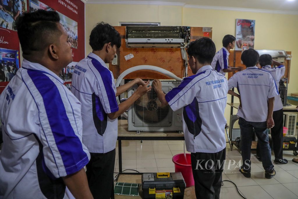 Peserta pelatihan perbaikan mesin pendingin ruangan melepaskan penutup <i>fan outdoor</i> saat mengikuti pelatihan di Balai Pemasyarakatan Kelas I Jakarta, Jumat (18/8/2023). Balai Pemasyarakatan Kelas I Jakarta bekerja sama dengan Pusat Pelatihan Kerja Daerah Jakarta Pusat memfasilitasi para mantan narapidana yang masih berstatus bebas bersyarat untuk menambah keterampilan mereka.