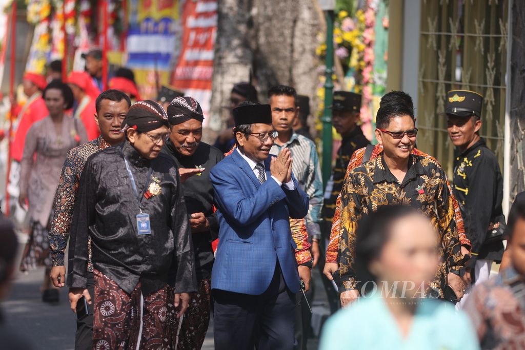 Calon wakil presiden Mahfud MD menghadiri acara <i>dhaup ageng</i> di Pura Pakualaman, Yogyakarta, Rabu (10/1/2024).
