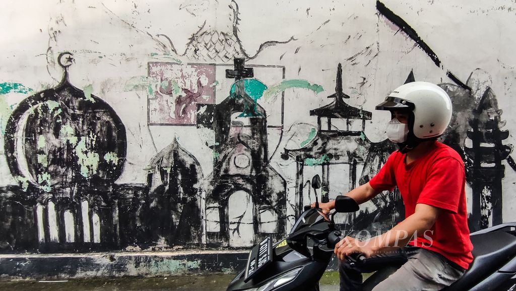 Mural bertema rumah ibadah lintas agama tergambar di sebuah tembok daerah Pondok Cabe, Tangerang Selatan, Banten, Kamis (17/2/2022). Pesan saling menghormati antar-umat beragama terus dipupuk dan disuarakan masyarakat untuk menjaga nilai-nilai toleransi. Kata <i>saling </i>pada <i>saling menghormati</i> wajib ada untuk menunjukkan makna berbalasan. 