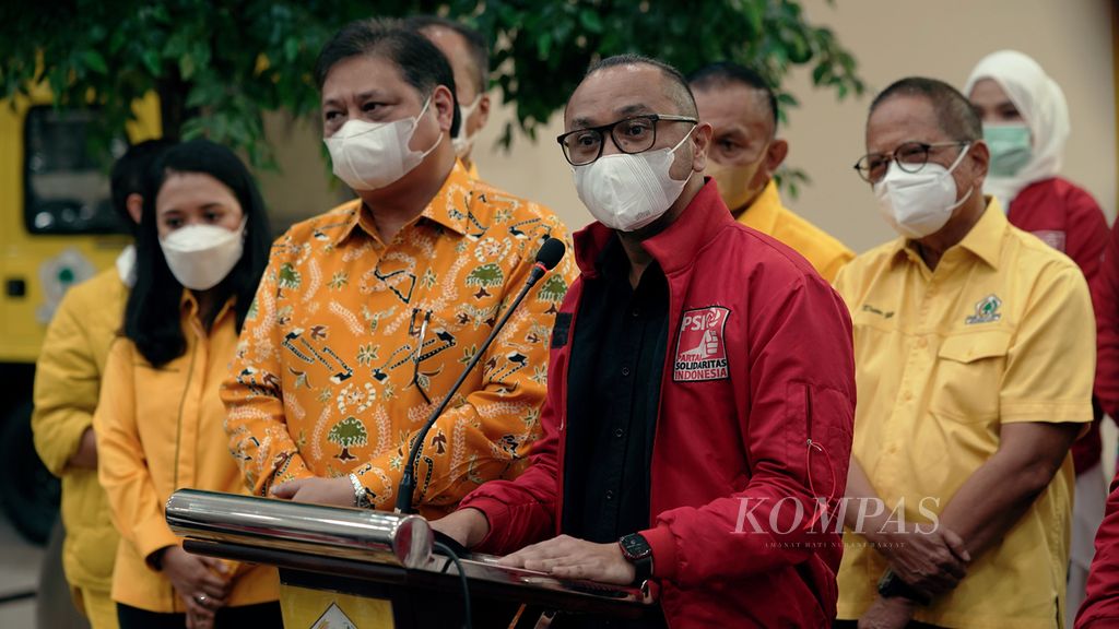  General Chairperson of the Indonesian Solidarity Party (PSI) DPP Giring Ganesha (right) and General Chairperson of the Golkar Party Airlangga Hartarto held a press conference after the meeting at the Golkar Party Office, West Jakarta, Tuesday (23/8/2022).
