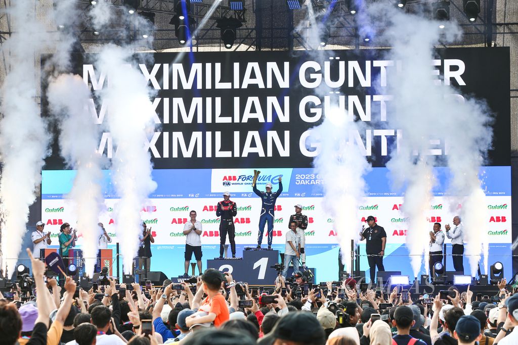 Suasana kemeriahan penyerahan piala kepada tiga pembalap tercepat pada balapan seri ke-11 2023 GulaVit Jakarta E-Prix di Jakarta International E-Prix Circuit, Ancol, Jakarta Utara, Minggu (4/6/2023).
