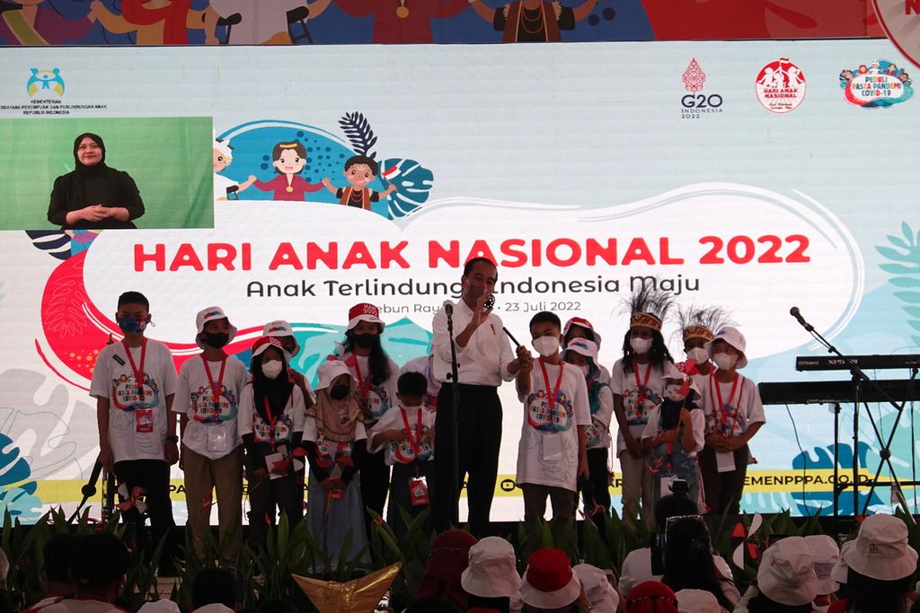 Presiden Joko Widodo mengajak anak-anak bermain sulap bersama pada puncak peringatan Hari Anak Nasional Tahun 2022 di Taman Teijsmann, Kebun Raya Bogor, Provinsi Jawa Barat, Sabtu (23/7/2022).