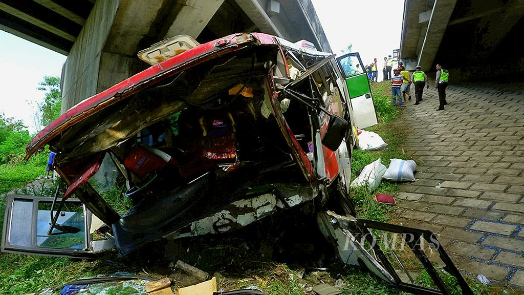Bus bernomor polisi A 7738 A rusak parah setelah keluar dari jalan dan meluncur ke turunan curam di ruas Tol Tangerang-Merak, Kabupaten Serang, Banten, Senin (12/6). Kecelakaan itu menyebabkan tiga orang tewas.