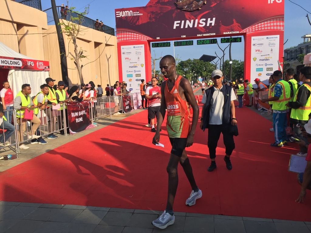 Pelari asal Afrika, Elkanah Kimeli, di garis akhir seusai menuntaskan dan memenangi kategori maraton (42,195 kilometer) di IFG (Indonesia Financial Group) Labuan Bajo Marathon, Sabtu (4/11/2023), di Manggarai Barat, Pulau Flores, Nusa Tenggara Timur. 