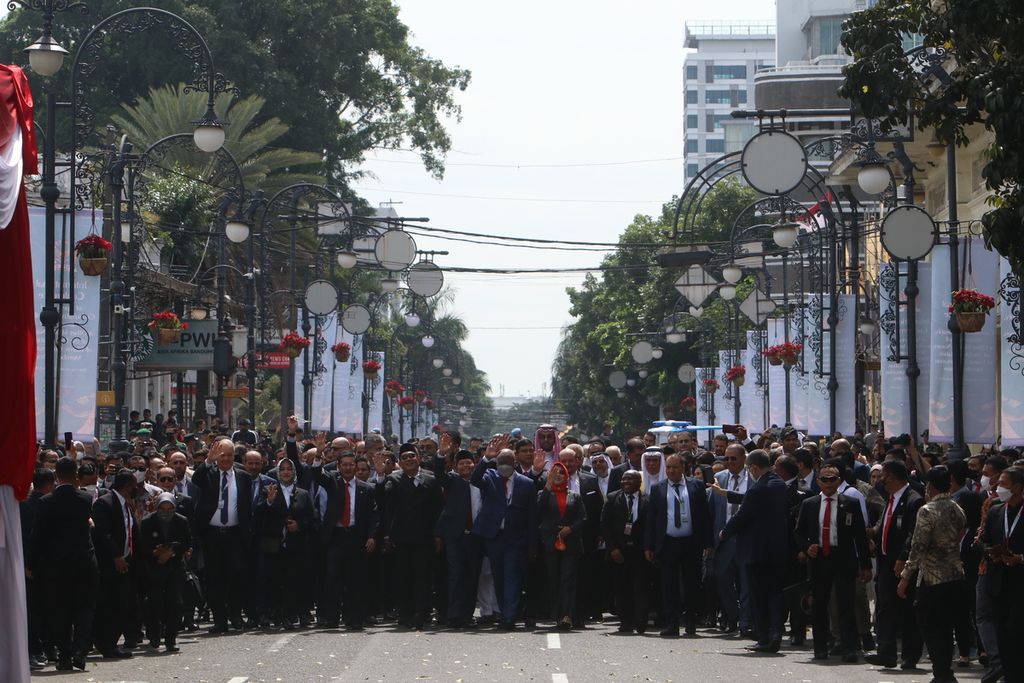 Delegasi Konferensi Majelis Permusyawaratan Rakyat Dunia melaksanakan proses <i>historical walk</i> dari Hotel Savoy Homann menuju Gedung Merdeka, Kota Bandung, Jawa Barat, Selasa (25/10/2022).