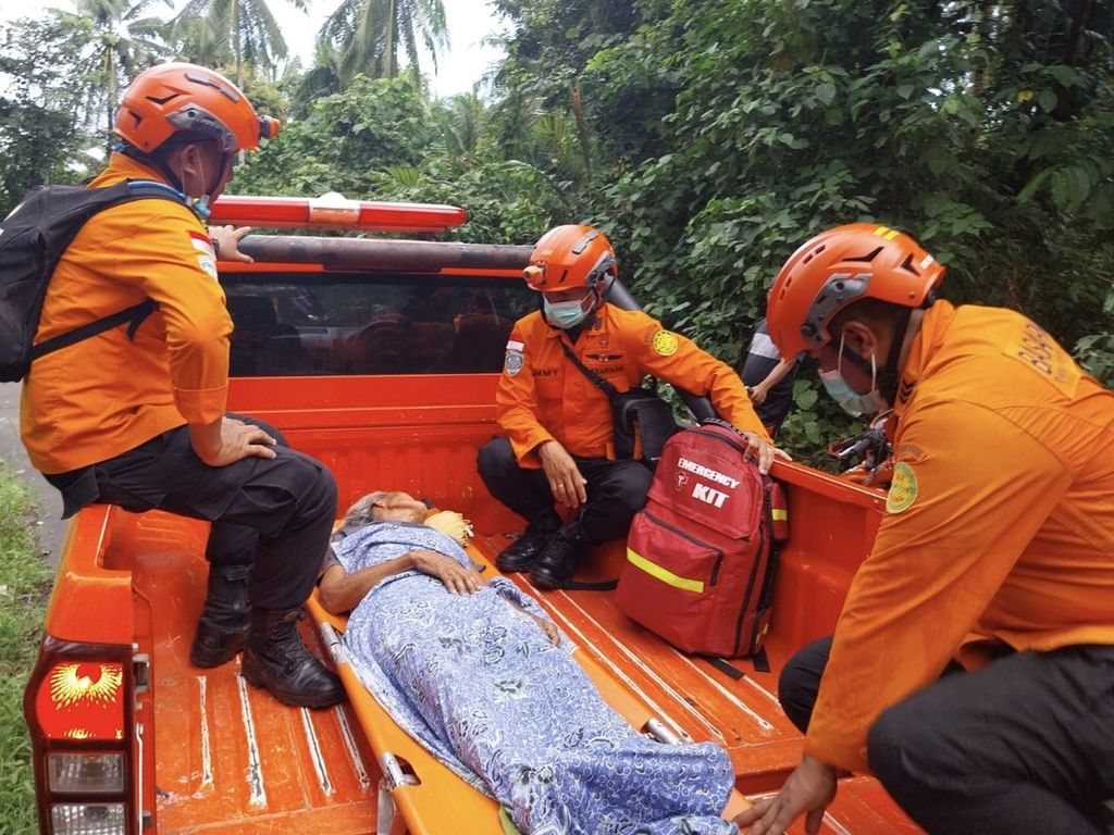 Tim SAR mengevakuasi seorang warga Kabupaten Kepulauan Sitoru yang sakit, Minggu (21/4/2024). Hingga Minggu tercatat lebih dari 3.500 warga mengungsi akibat erupsi Gunung Ruang.