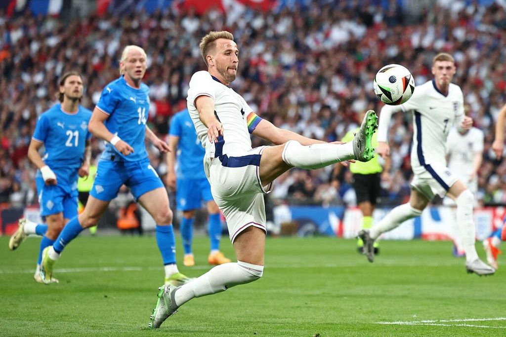 Penyerang utama Inggris, Harry Kane, mencoba mengontrol bola saat laga persahabatan melawan Eslandia yang berakhir kekalahan 0-1 di Stadion Wembley, 7 Juni 2024. 