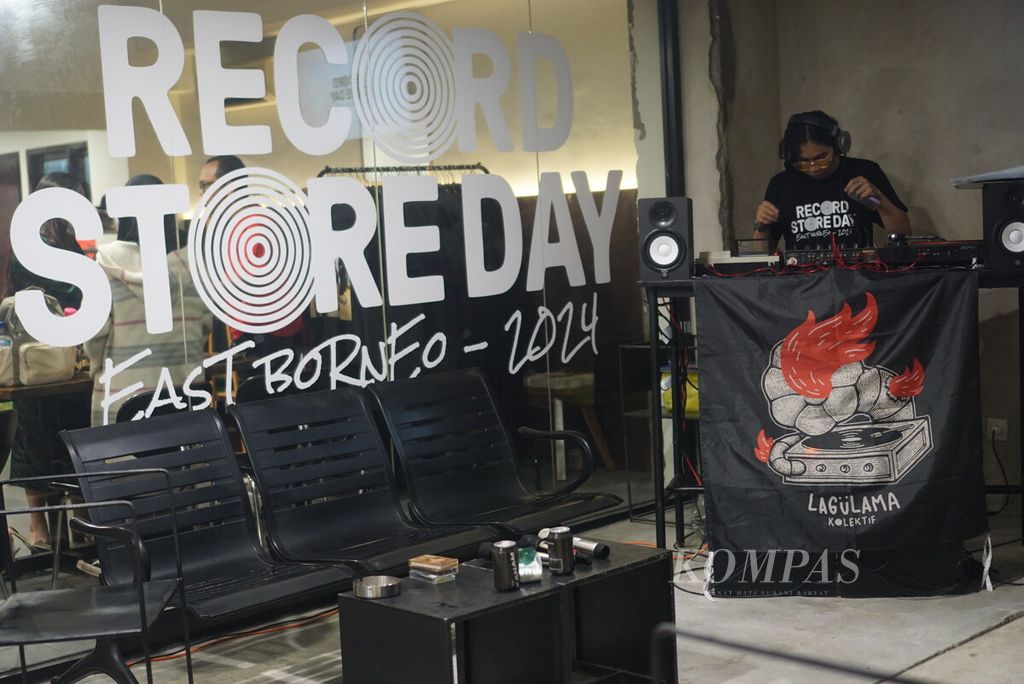 The performance was held during Record Store Day East Borneo 2024 in Balikpapan City, East Kalimantan, Sunday (28/4/2024).