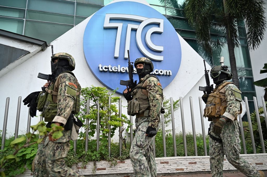 Tentara Ekuador berpatroli di luar lokasi gedung studio saluran televisi TC setelah orang-orang bersenjata tak dikenal menyerbu studio televisi milik negara yang sedang siaran langsung, Selasa (9/1/2024). 