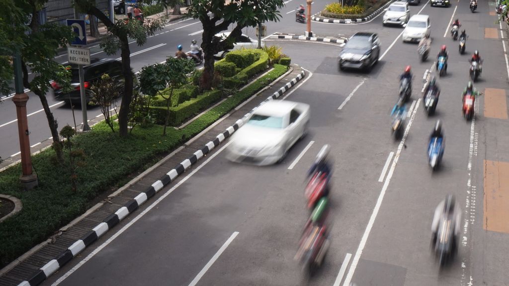 Suasana lalu lintas di Jalan Raya Darmo, Surabaya, Jawa Timur, Rabu (1/3/2023), dalam rentang pukul 10.30-11.00. 