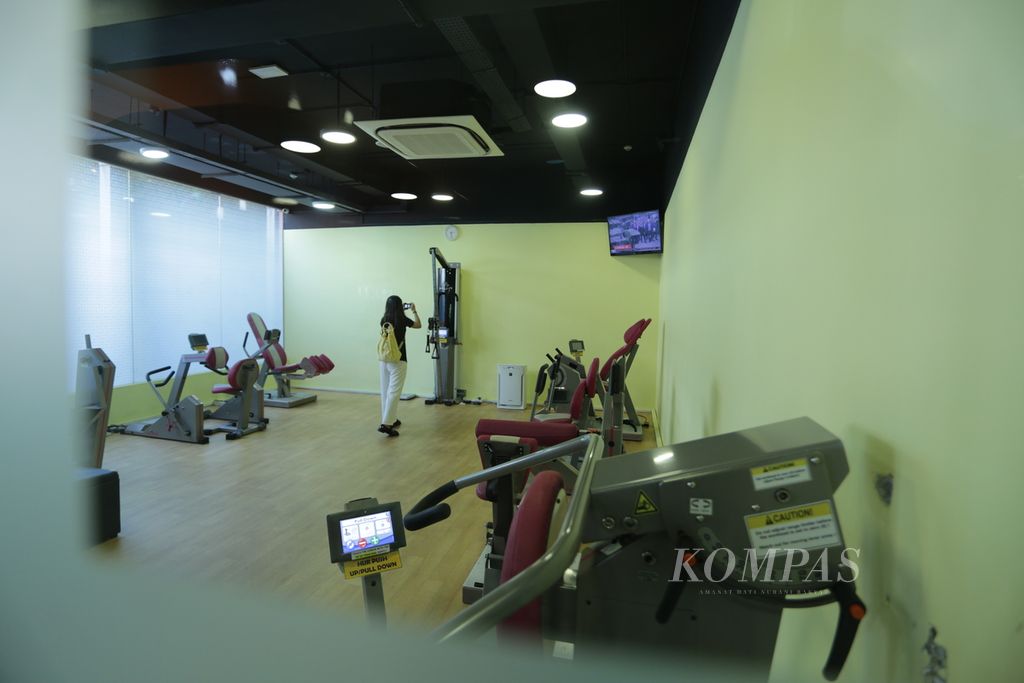  Pengunjung melihat ruangan pusat <i>gym </i>inklusif ActiveSG di Enabling Village di Lengkok Bahru, Singapura, Selasa (4/7/2023). 