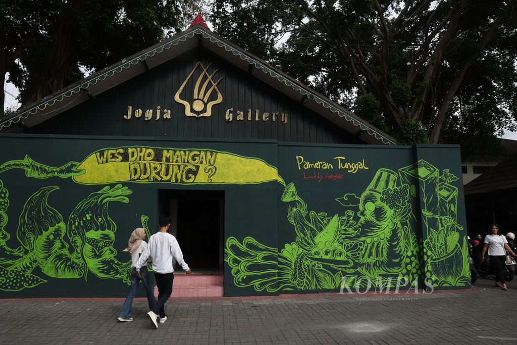 Pengunjung mendatangi pameran tunggal seniman Luddy Astaghis yang berjudul Wes Dho Mangan Durung? di Jogja Gallery, Yogyakarta, Sabtu (13/1/2024). 