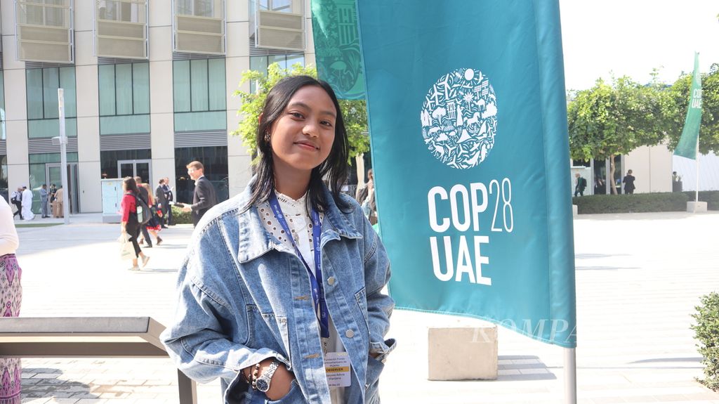  Nasywa Adivia Wardana (16), aktivis muda Serikat Perempuan Indonesia (Seruni) asal Jambi, Indonesia, di lokasi Konferensi TIngkat TInggi Perubahan Iklim atau COP28 di Dubai, Uni Emirat Arab, Selasa (5/12/2023). 