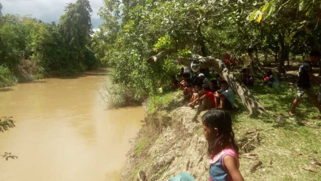 Residents are searching for Riswan (14) who was attacked by a crocodile in the Poleang River, Bombana, Southeast Sulawesi on Thursday (23/4/2020). Conflict between humans and crocodiles continues to occur in Southeast Sulawesi over the last year. The pressure for development has disturbed the ecosystem and the small communities have become victims.