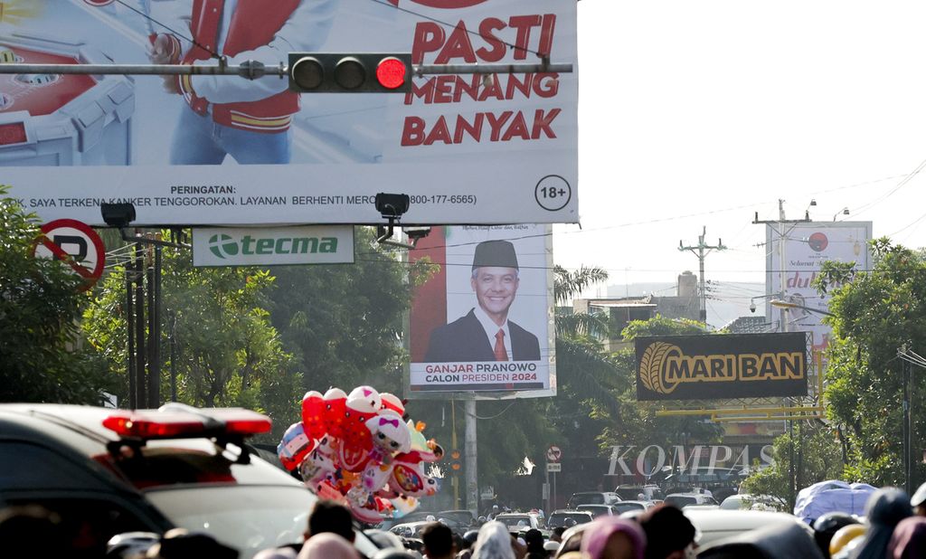 Baliho bergambar Gubernur Jawa Tengah Ganjar Pranowo dipasang di pinggir jalan di Kota Surakarta, Jawa Tengah, Sabtu (22/4/2023). Ganjar menjadi bakal calon presiden dari PDI Perjuangan untuk Pemilu 2024. 