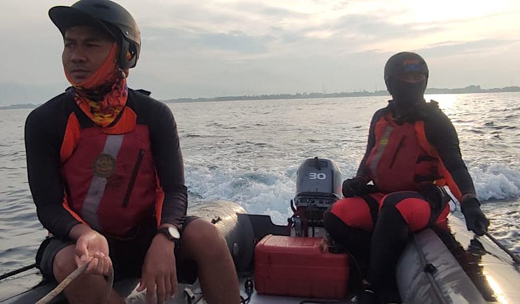 Tim SAR gabungan menyusuri kawasan perairan Lombok menggunakan kapal karet untuk mencari awak kapal MT Kristin yang hilang, Rabu (29/3/2023) pagi. Hingga saat ini, dua awak kapal pengangkut pertalite yang terbakar pada Minggu sore lalu itu sudah ditemukan dalam kondisi meninggal. Satu orang masih dalam pencarian.