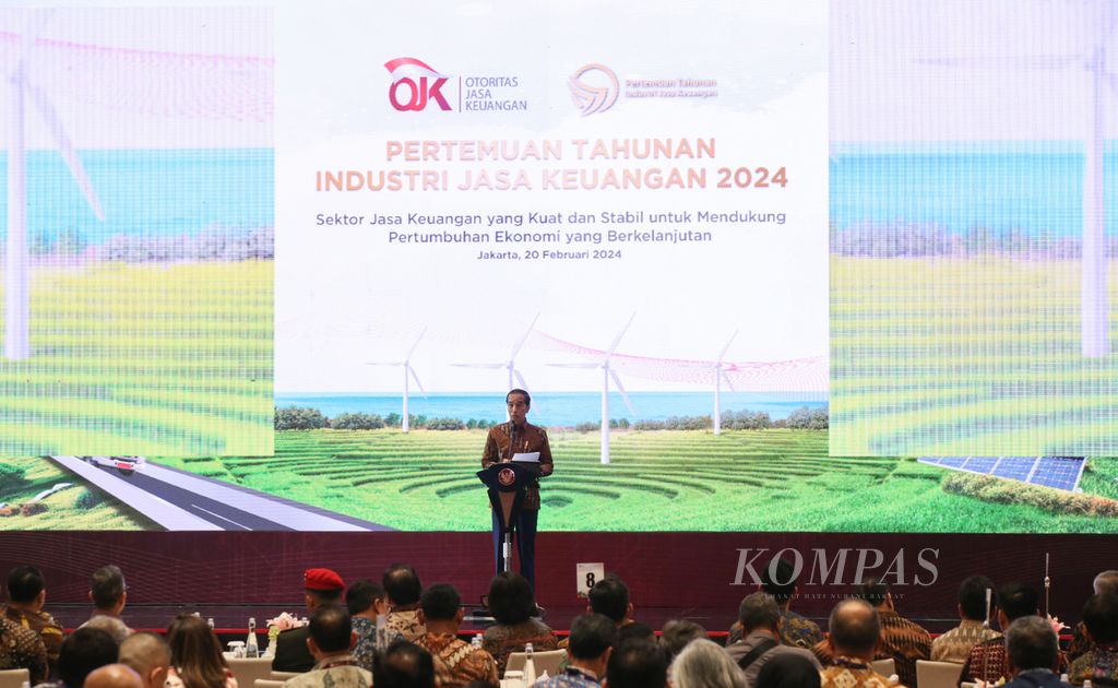 Presiden Joko Widodo menyampaikan sambutan dalam acara Pertemuan Tahunan Industri Jasa Keuangan 2024, di Jakarta, Selasa (20/2/2024). Pada kesempatan tersebut diluncurkan buku <i>Taksonomi untuk Keuangan Berkelanjutan Indonesia</i>. 