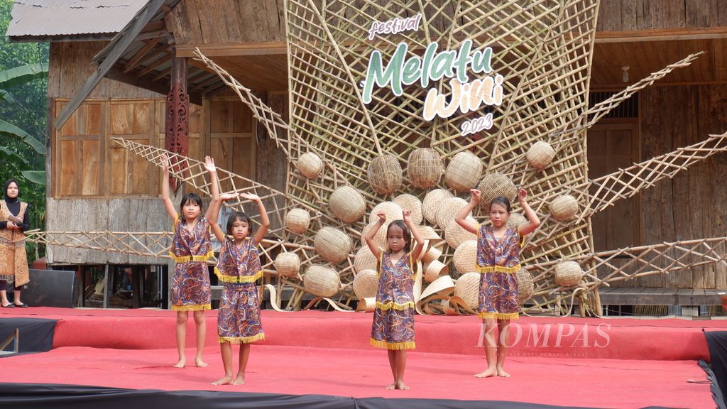 Penampilan tarian penyambutan dari anak-anak Dayak Deah pada pembukaan Festival Melatu Wini 2023 di Desa Liyu, Kecamatan Halong, Kabupaten Balangan, Kalimantan Selatan, Jumat (1/12/2023). 