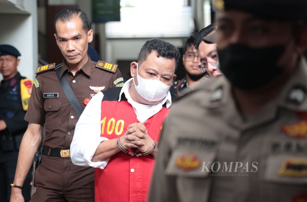 The defendant in the murder case of Nofriansyah Yosua Hutabarat or Brigadier J, Kuat Ma'ruf after undergoing a  trial at the South Jakarta District Court, Tuesday (14/2/2023). Strong Ma'ruf was sentenced to 15 years in prison by the panel of judges.