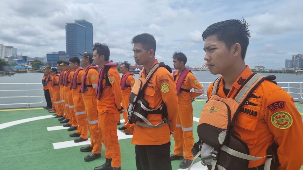 Tim dari Kantor Basarnas Makassar mendengarkan pengarahan di atas KN Kamajaya 104, Kamis (14/3/2024). Kapal ini berangkat ke perairan di sekitar Selayar untuk mencari 21 korban hilang dari kapal Yuiee Jaya yang tenggelam di sekitar Selayar.