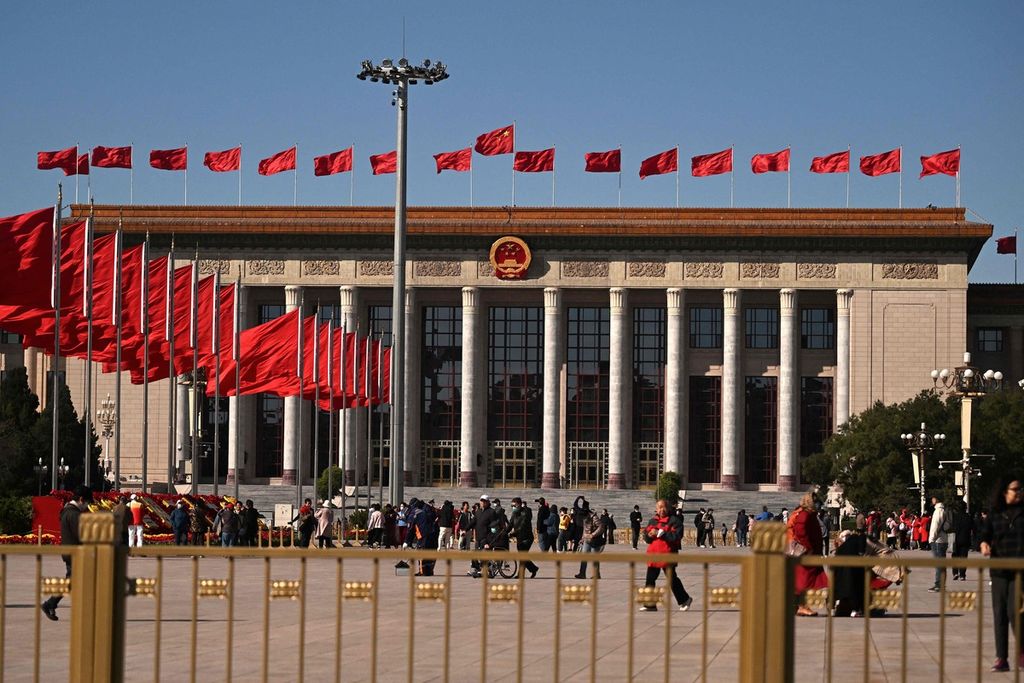 Warga berjalan di depan gedung Balai Agung Rakyat di Lapangan Tiananmen menjelang penyelenggaraan Kongres Ke-20 Partai Komunis China di Beijing, China, Senin (10/10/2022). 
