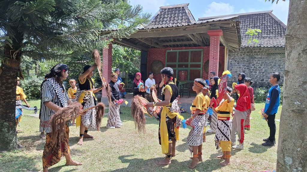 Anak-anak berlatih seni tradisional di Kebon Pasinaon Living Museum di Dusun Glagah, Desa Sirahan, Kecamatan Salam, Kabupaten Magelang, Jawa Tengah.